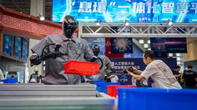 机器人“快递员”将在WAIC全球直播首秀，首批具身机器人已率先进厂拧螺丝