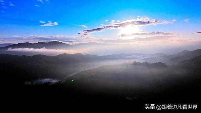 跟着边凡看世界：在澜沧左都佤族古寨与佤族小朋友在一起