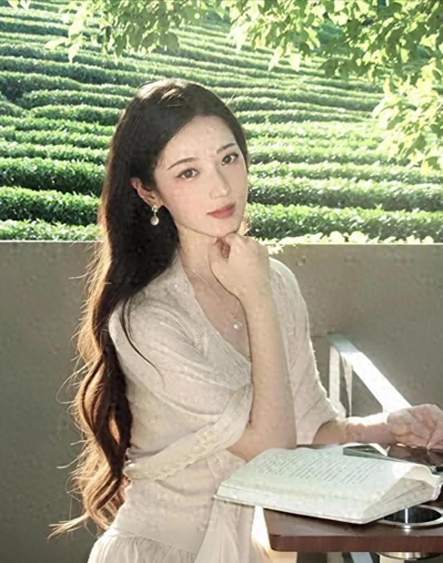 昆明大学一校花好漂亮	， 身高169cm，体重50kg 美的让人移不开眼