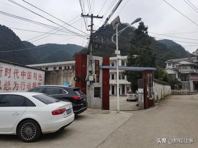 寻找一个最为艰难的躲匪洞，我难到达，土匪也难以到达