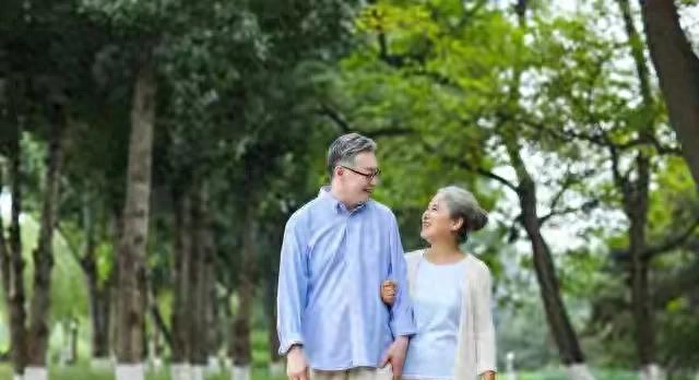 搞定50岁的女人	，每天联系已经过时了，现在流行这3个技巧