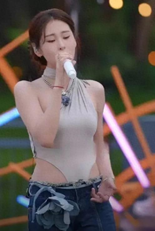 张碧晨衣服惹争议，勒脖子还卡裆，网友：上厕所方便吗？