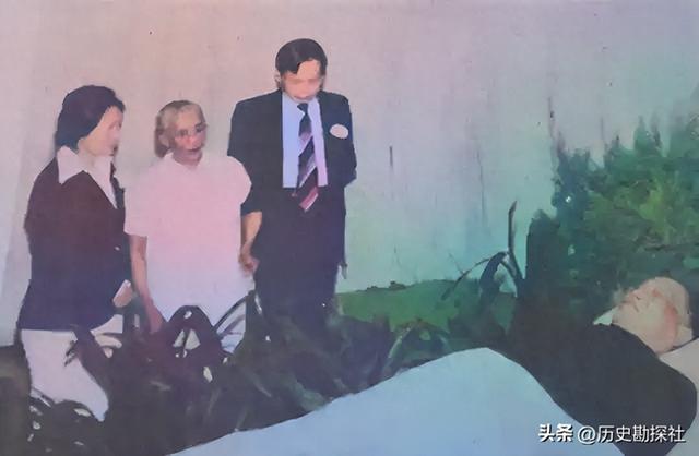 1981年，杜聿明的葬礼上，女儿杜致礼和杨振宁的留影，悲痛难掩！