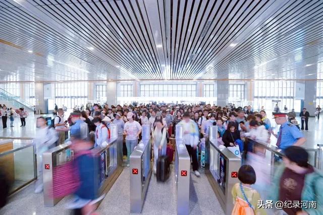 这个夏天百年历史的开封火车站迎来了旅游客流的火爆高峰，