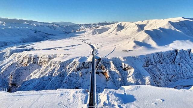 天山百里丹霞 雪后初霁展雄浑冬韵