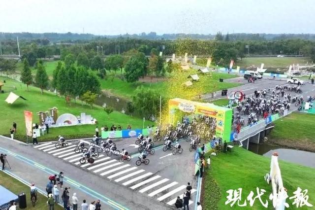 国庆假期首日，300名骑友穿行盐城蟒蛇河