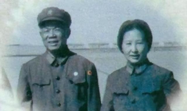 韩先楚夫人有多美？这是1970年留影，她50岁，皮肤白皙	，气质非凡