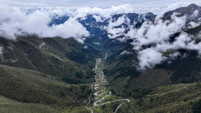 G视觉·名家推荐丨杨楹:穿越云海的天路!九寨沟“28道拐”,弯弯惊心皆仙境 G视觉·名家推荐丨杨楹:穿越云海的天路!九寨沟“28道拐”,弯弯惊心皆仙境