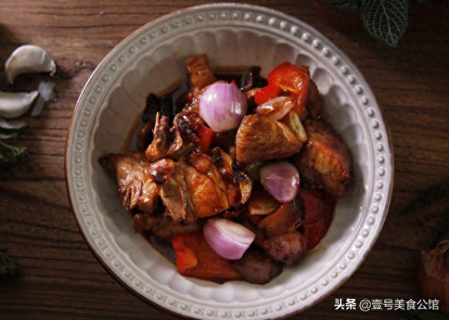 制作红酒炖排骨的方法（居家分享红酒焖排骨的简单做法）