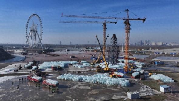 冰滑梯上筑“长城”！哈尔滨冰雪大世界“听劝”出新招：雄关漫道邂逅速度激情