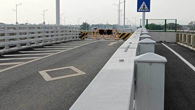 杨梅洲工程还没开工，只有7个月了。你们说明年6月能够建成吗吗