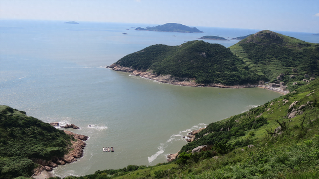 23岁女孩为追寻传说中的蓝眼泪，迷失在荒废村落，她经历了什么？