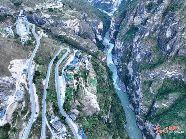 虎跳峡冬景如画