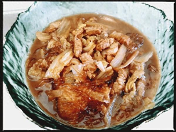 白菜酸菜炖粉条的烹饪方法（猪肉酸菜炖粉条这么做大人孩子都爱吃）