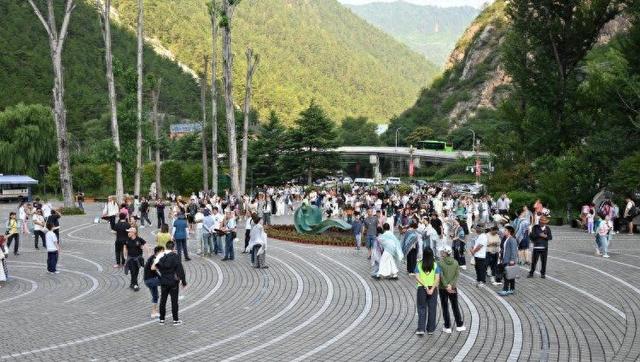 九寨旺季暖心服务迎宾客 热情与“冷意”共绘舒心画卷