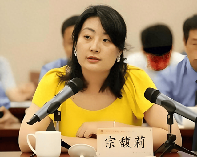 原来宗馥莉早就留好后手，官方的两个字暗藏深意，长江后浪推前浪