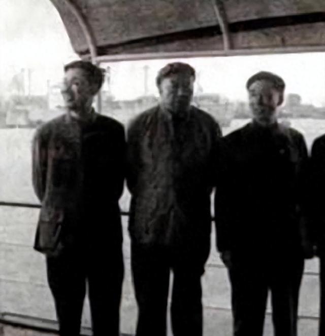他是原上海市委书记，1975年揭发小平同志，1978年被开除党籍