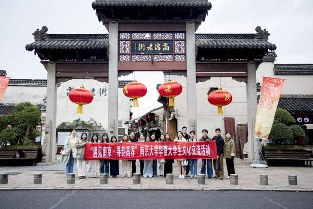 老街来了一群特别的游客