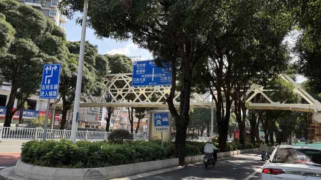 南宁闷声不响的搭建了一座人行天桥，住附近的人幸福了！