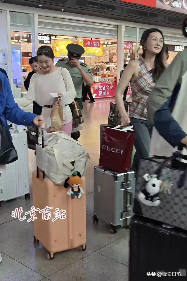 女民兵们各自返程回家，身高都在180左右，军装一脱，姹紫嫣红！
