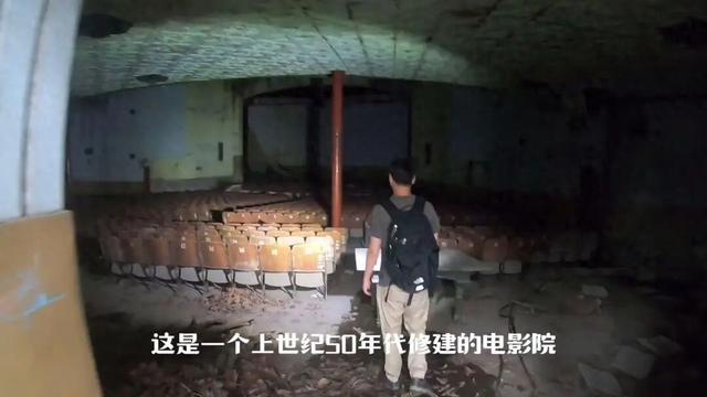 重庆巴南废弃了20多年的电影院，里面还遗留了大量上世纪的老物件