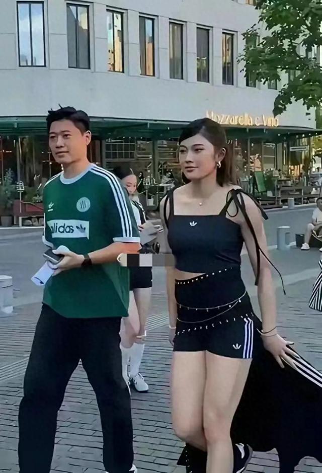 哇，吴艳妮这身体太壮实了，十足的健康美	，这才是女性的标杆