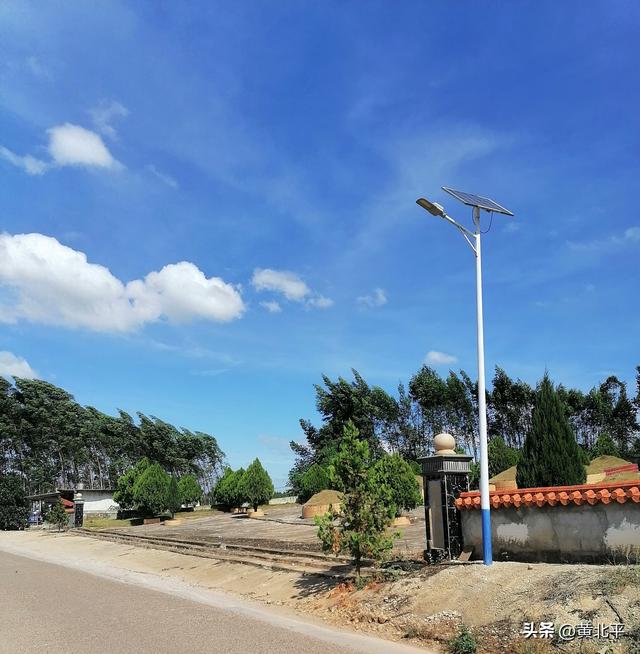 广西南宁市西乡塘区路边清代古墓群，墓主是北宋光禄大夫卢述后裔