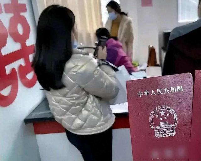 一个民政局的朋友跟我说：如今10个离婚的女性中，9个都会后悔