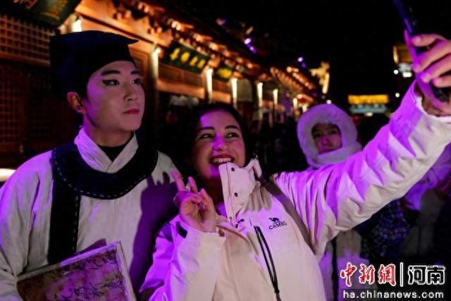 古都开封：大宋夜游剧目引多国网络博主“打卡”