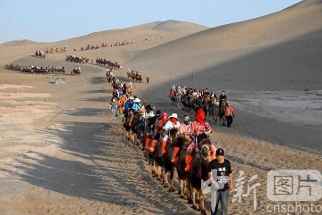 金秋时节 敦煌大漠旅游热