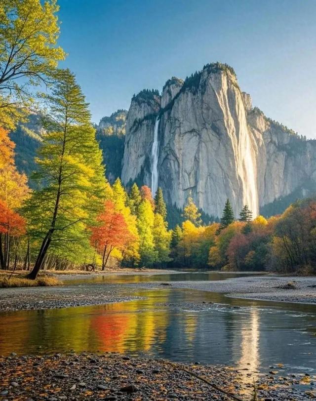 这么美的景色，蓝天山岗彩林碧水，简直是美若仙境