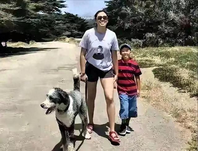 郎平女儿白浪在美国 和弟弟白帝同行 姐弟俩笑容灿烂 举止温柔很可爱