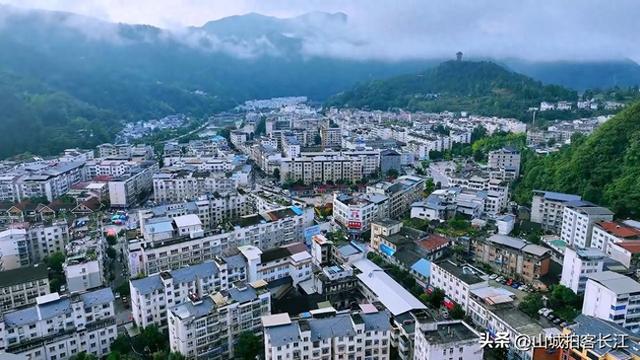 四川交通奇特的县，建双高铁站便利邻县和乡镇，绝色美景有吸引力