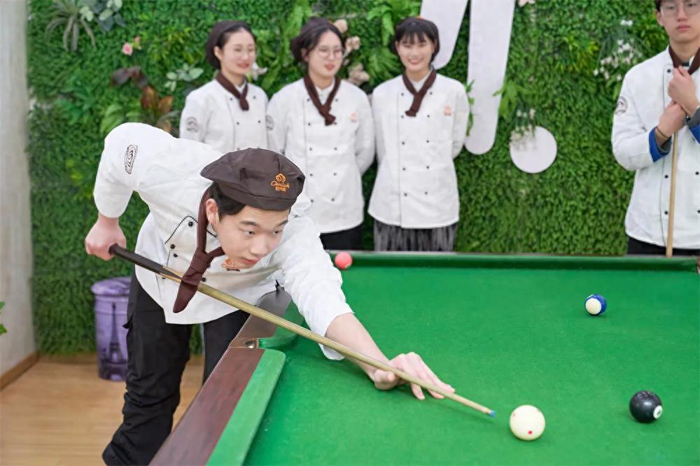 重庆欧米奇西点西餐学校学习氛围_重庆欧米奇西点西餐学校满意度_重庆学蛋糕哪家学校好