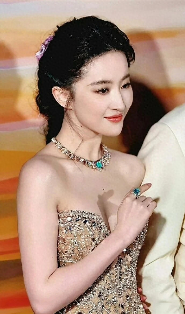 刘亦菲在家玩自拍，不料被镜子“出卖”了，网友直呼：好女人啊！