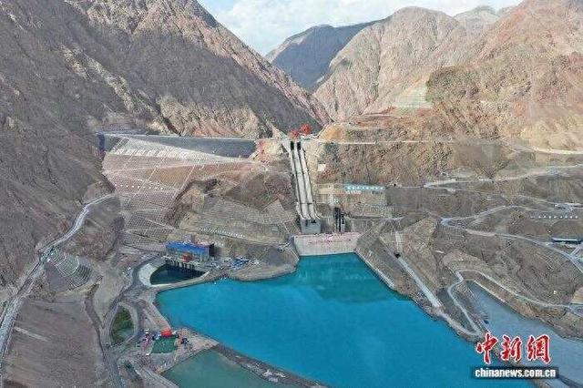 新疆大石峡筑坝记：戈壁起“重器” 绿电润万家