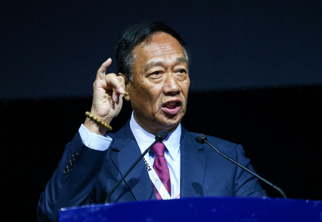 “敢打，我就敢送”，富士康老板郭台铭公开表态，曾舔老美被抛弃