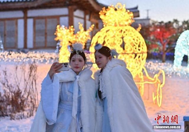 延吉民俗园旅拍火热 冰雪难挡游客热情