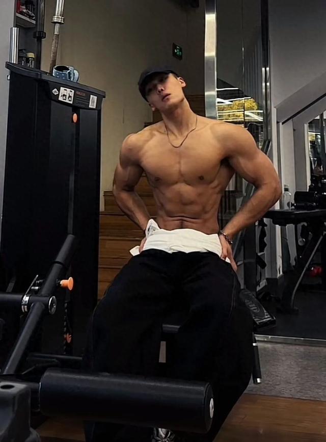 182北京私教的坦克胸肌把我劝退了他只有四块腹肌身体却这么离谱