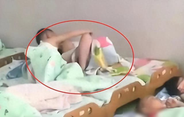 幼儿园孩子“男女混睡”，老师拍午休照发群里，班级群顿时炸了锅