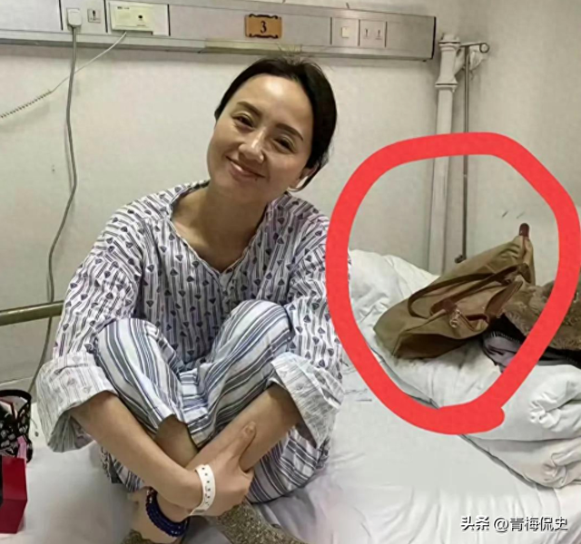 辛柏青近况曝光：和朋友聚餐大笑，身边美女引争议，一举动败好感