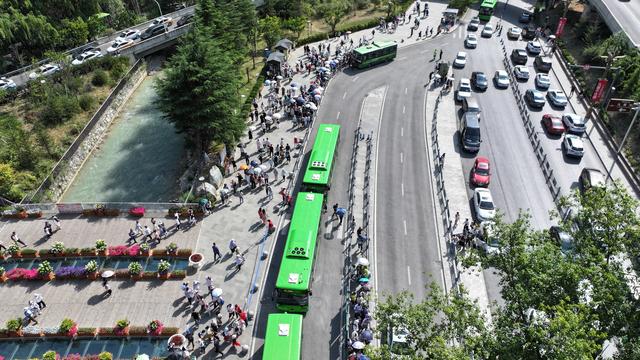 烈日下的坚守：九寨沟4.1万游客高峰背后的暖心风景