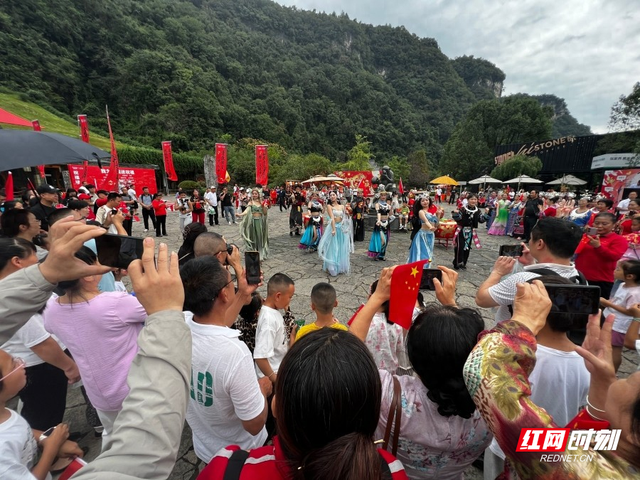 国庆观文旅②丨人从众𠈌……国庆第二天湖南客流1363.13万人次