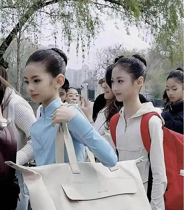 北戏招生现两个女孩，素颜胜过浓妆，路人纷纷回头
