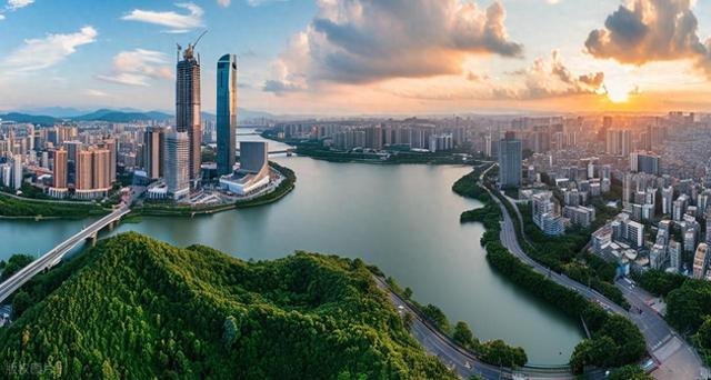 国内最有 “割裂感” 的城市之一！小吃摊吃到扶墙出，太适合漫游了