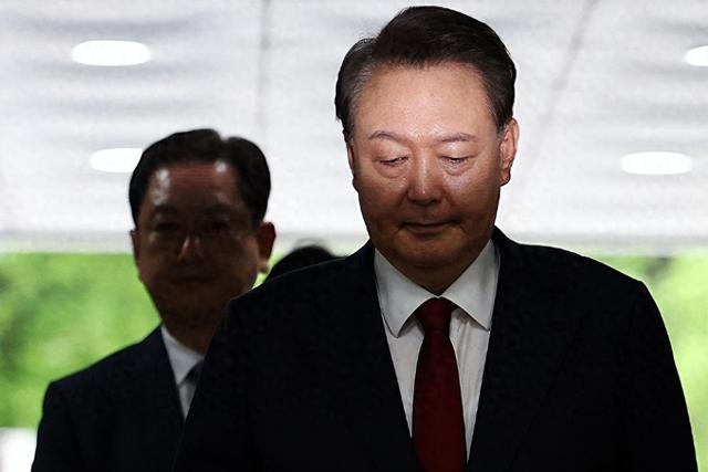 狱警拉都拉不出去，尹锡悦深知这次一旦离开，才是真正踏上了死路