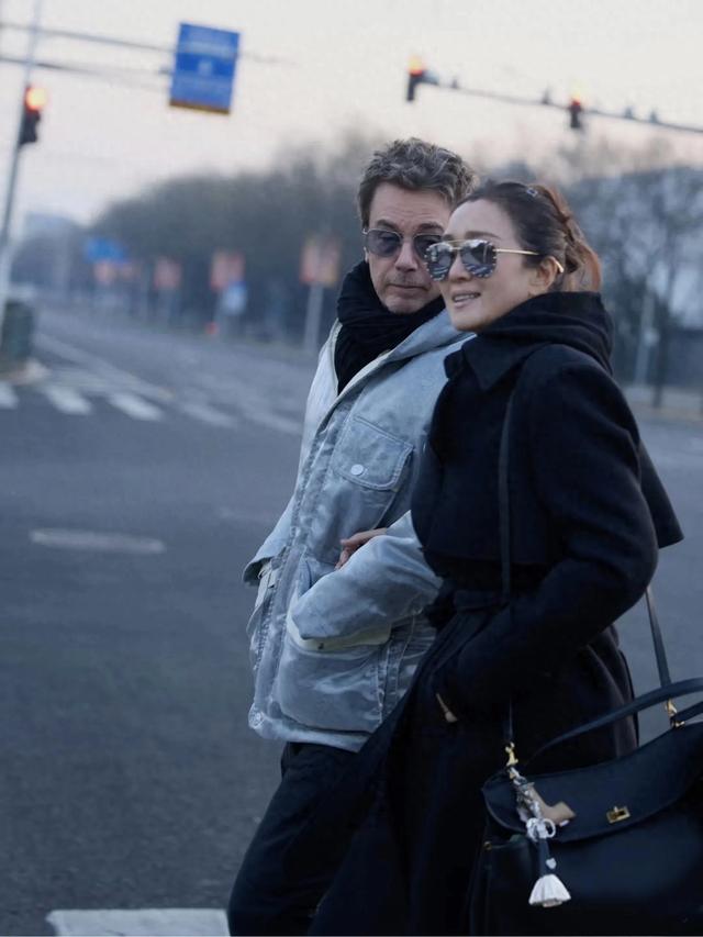 巩俐挽着老公逛北京	，59岁拥有紧致小脸，77岁老公更是帅得离谱