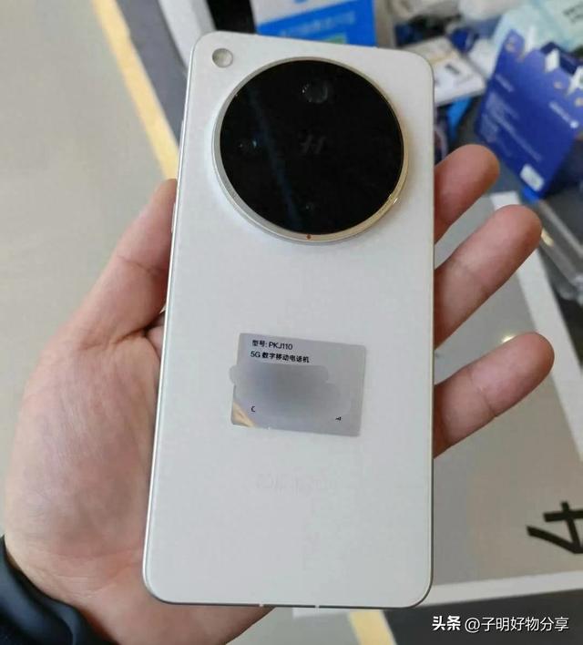 颠覆认知！OPPO Find X9 Ultra首发双2亿影像：10倍变焦能拍清毛孔