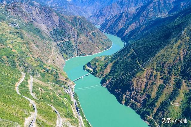 独立悬崖之巅，俯瞰壮美金沙江，尽情领略其“如玉”的一面