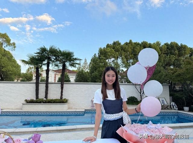 马伊琍文章大女儿文君竹晒17岁庆生照！脸型像妈，五官像爸 真漂亮